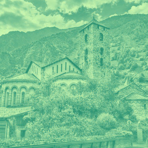 Paisatge d'Andorra amb arquitectura tradicional